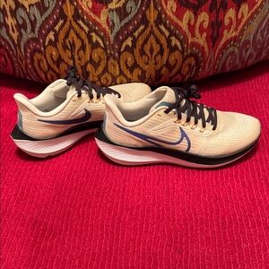 Nike Air Zoom Pegasus 39 Women's Cream and Black Sneakers with Blue Accents